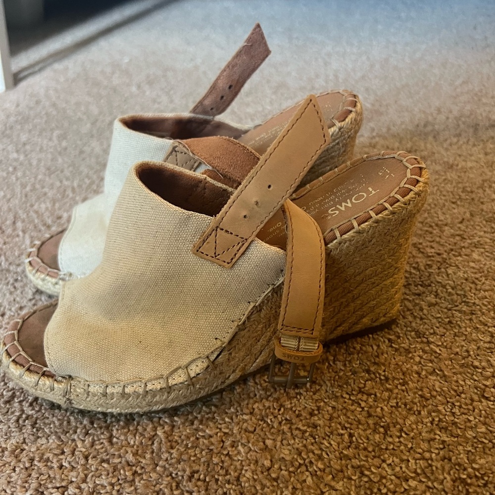 Tom’s wedge heel
